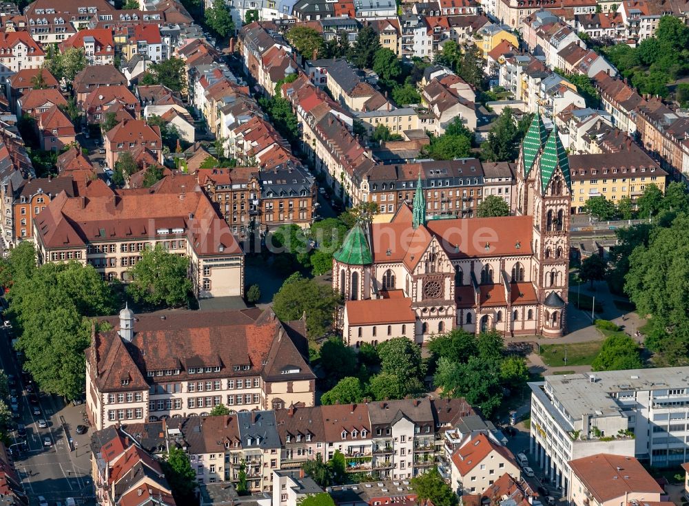 Luftaufnahme Freiburg im Breisgau - Kirchengebäude der Herz Jesu Kirche in Freiburg im Breisgau im Bundesland Baden-Württemberg, Deutschland