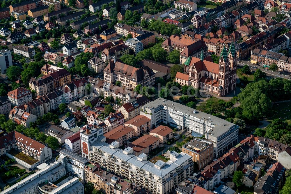 Luftbild Freiburg im Breisgau - Kirchengebäude der Herz Jesu Kirche in Freiburg im Breisgau im Bundesland Baden-Württemberg, Deutschland