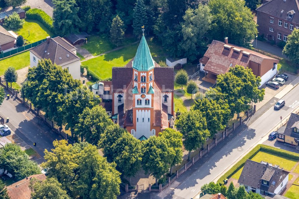 Kamen von oben - Kirchengebäude der Herz-Jesu-Kirche an der Pröbstingstraße - Westfälische Straße im Ortsteil Heeren-Werve in Kamen im Bundesland Nordrhein-Westfalen, Deutschland