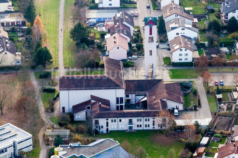 Luftbild Rastatt - Kirchengebäude der Herz Jesu Kirche in Rastatt im Bundesland Baden-Württemberg, Deutschland