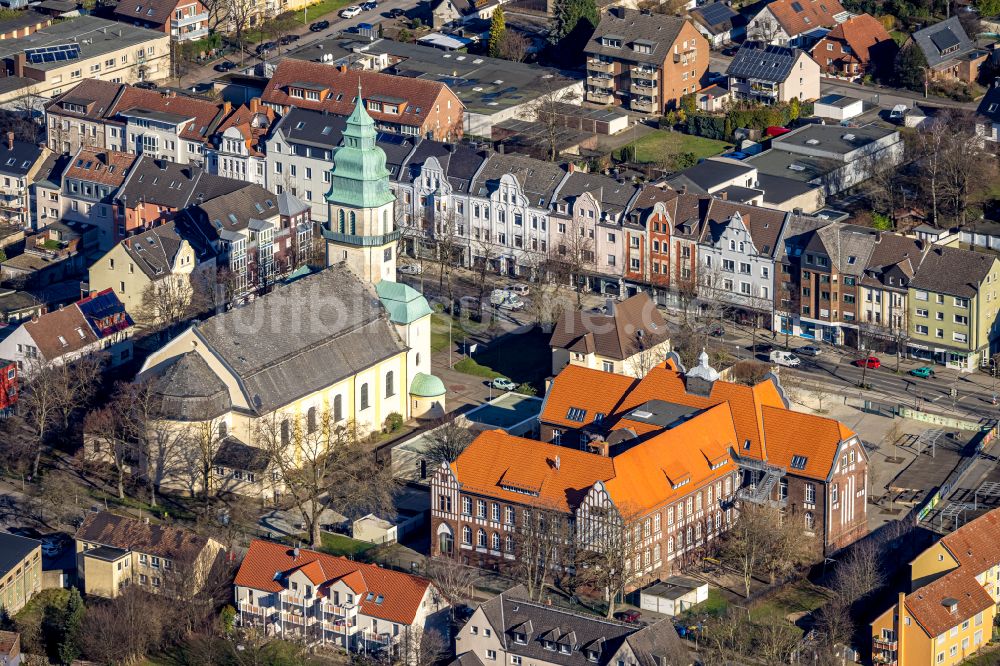 Luftbild Lünen - Kirchengebäude Herz Jesu in Lünen im Bundesland Nordrhein-Westfalen, Deutschland