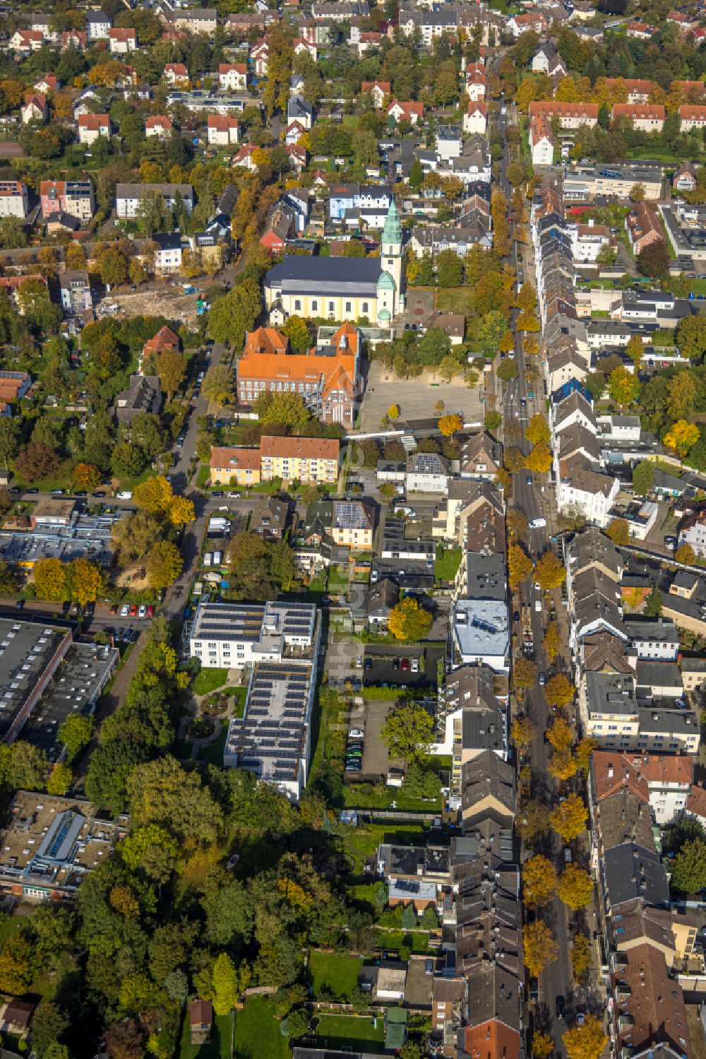 Luftbild Lünen - Kirchengebäude Herz Jesu in Lünen im Bundesland Nordrhein-Westfalen, Deutschland