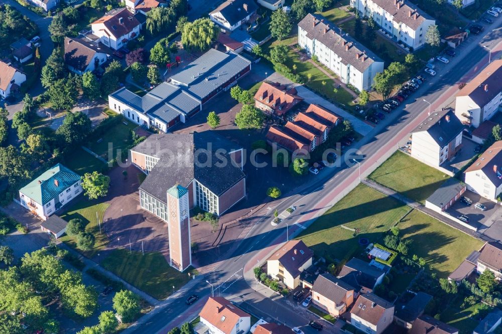 Schifferstadt von oben - Kirchengebäude der Herz Jesu in Schifferstadt im Bundesland Rheinland-Pfalz, Deutschland