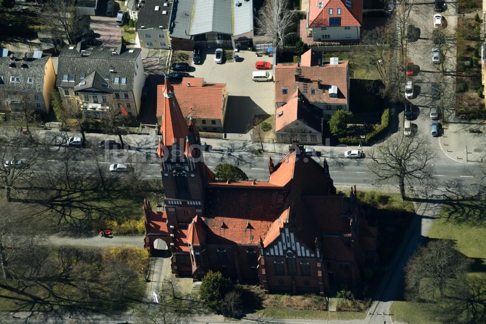 Luftbild Berlin - Kirchengebäude am Hindenburgdamm im Stadtteil Steglitz in Berlin