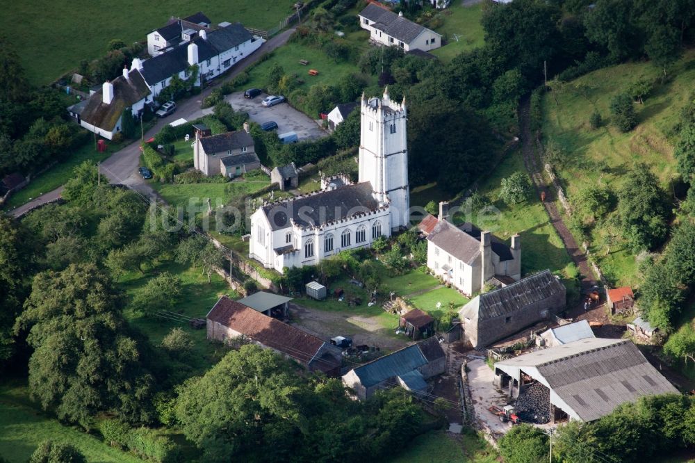 Luftaufnahme Torbryan - Kirchengebäude von Holy Trinity in der Dorfmitte in Torbryan, Newton Abbot in England, Vereinigtes Königreich