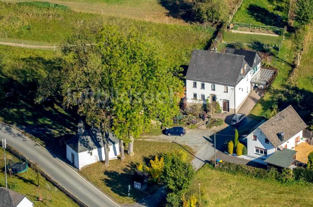 Meschede aus der Vogelperspektive: Kirchengebäude der Hubertus Kapelle in Meschede im Bundesland Nordrhein-Westfalen