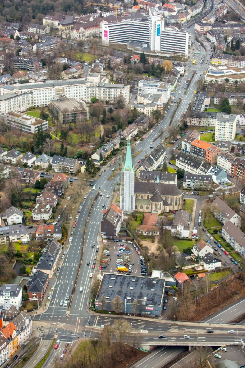 Luftaufnahme Essen - Kirchengebäude der St. Hubertus im Ortsteil Stadtbezirke II in Essen im Bundesland Nordrhein-Westfalen