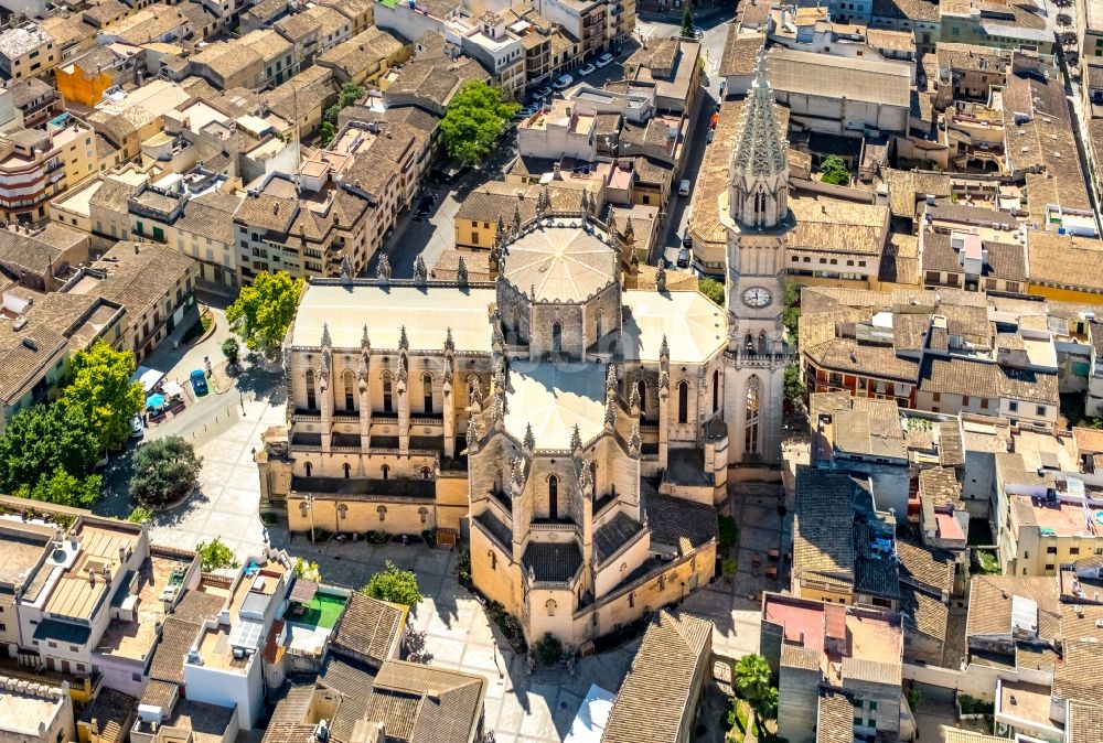 Manacor von oben - Kirchengebäude Iglesia De Cristo Rey in Manacor in Balearische Insel Mallorca, Spanien