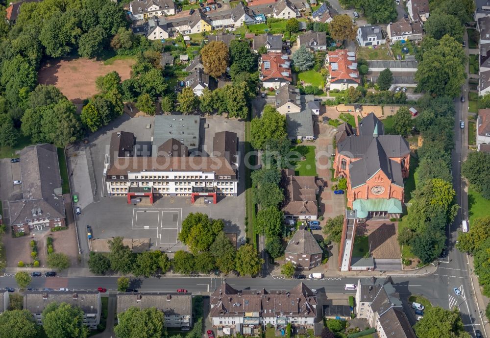 Luftbild Essen - Kirchengebäude der Immanuelkirche und der katholischen Gemeinde St. Elisabeth neben der Schillerschule in Essen im Bundesland Nordrhein-Westfalen - NRW, Deutschland