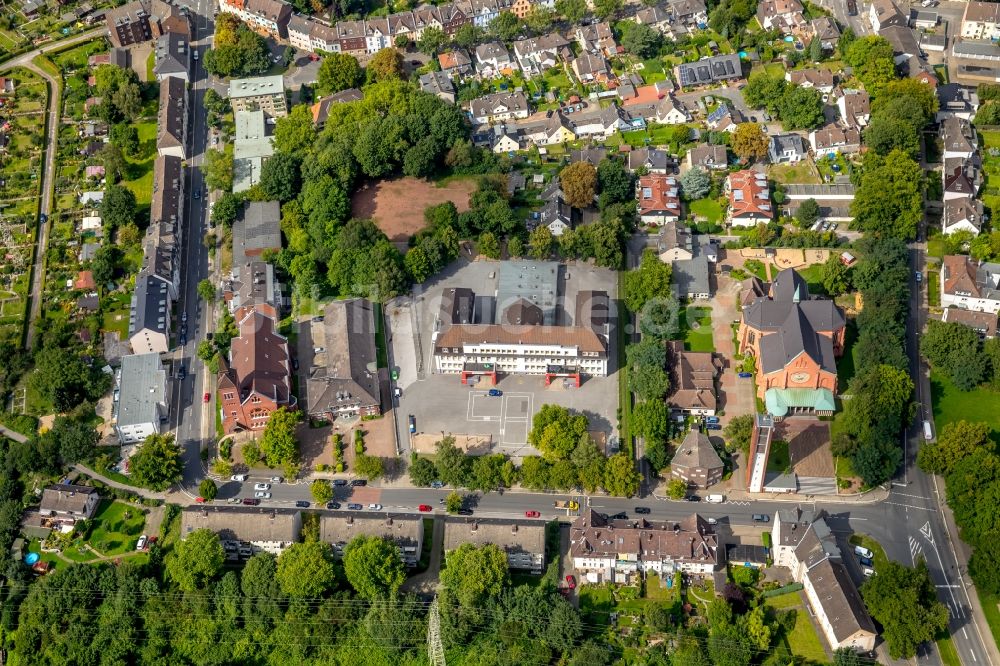 Essen aus der Vogelperspektive: Kirchengebäude der Immanuelkirche und der katholischen Gemeinde St. Elisabeth neben der Schillerschule in Essen im Bundesland Nordrhein-Westfalen - NRW, Deutschland