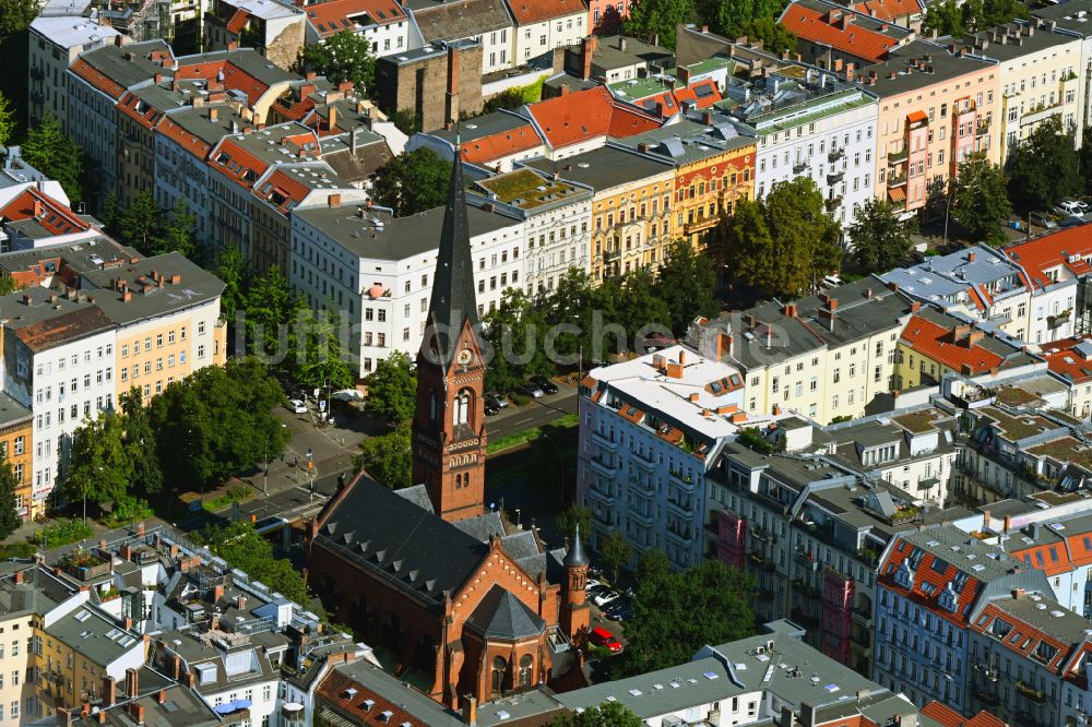 Berlin aus der Vogelperspektive: Kirchengebäude Immanuelkirche im Ortsteil Prenzlauer Berg in Berlin, Deutschland