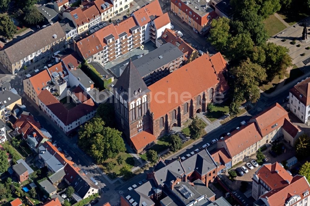 Luftaufnahme Greifswald - Kirchengebäude St. Jacobi an der Domstraße in Greifswald im Bundesland Mecklenburg-Vorpommern, Deutschland