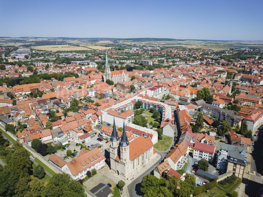 Luftaufnahme Mühlhausen - Kirchengebäude St. Jacobi - Jacobikirche im Altstadt- Zentrum in Mühlhausen im Bundesland Thüringen, Deutschland