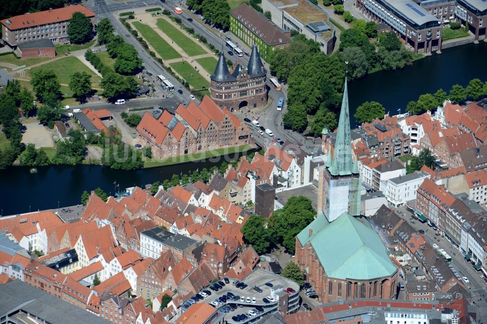 Luftbild Lübeck - Kirchengebäude St. Jakobi Kirche zu Lübeck am Jakobikirchhof im Altstadt- Zentrum in Lübeck im Bundesland Schleswig-Holstein