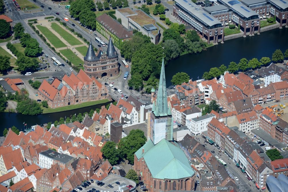 Luftaufnahme Lübeck - Kirchengebäude St. Jakobi Kirche zu Lübeck am Jakobikirchhof im Altstadt- Zentrum in Lübeck im Bundesland Schleswig-Holstein