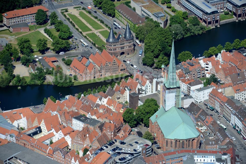 Lübeck von oben - Kirchengebäude St. Jakobi Kirche zu Lübeck am Jakobikirchhof im Altstadt- Zentrum in Lübeck im Bundesland Schleswig-Holstein