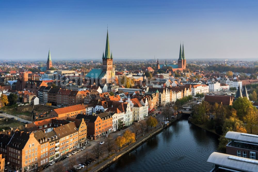 Luftbild Lübeck - Kirchengebäude St. Jakobi Kirche zu Lübeck am Jakobikirchhof im Altstadt- Zentrum in Lübeck im Bundesland Schleswig-Holstein