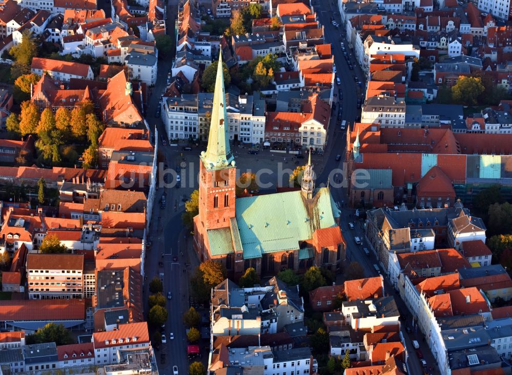 Lübeck von oben - Kirchengebäude der St. Jakobi Kirche zu Lübeck in Lübeck im Bundesland Schleswig-Holstein, Deutschland