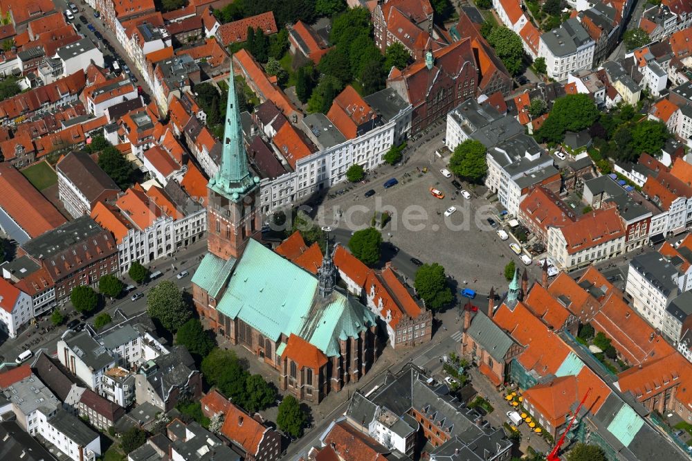 Lübeck aus der Vogelperspektive: Kirchengebäude der St. Jakobi Kirche zu Lübeck in Lübeck im Bundesland Schleswig-Holstein, Deutschland