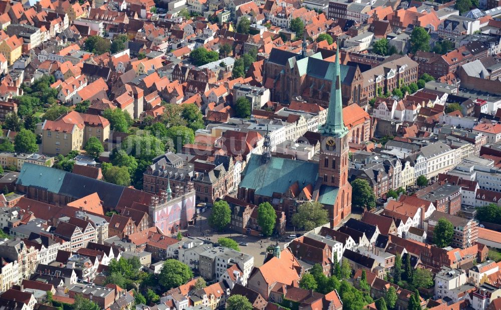 Lübeck von oben - Kirchengebäude der St. Jakobi in Lübeck im Bundesland Schleswig-Holstein