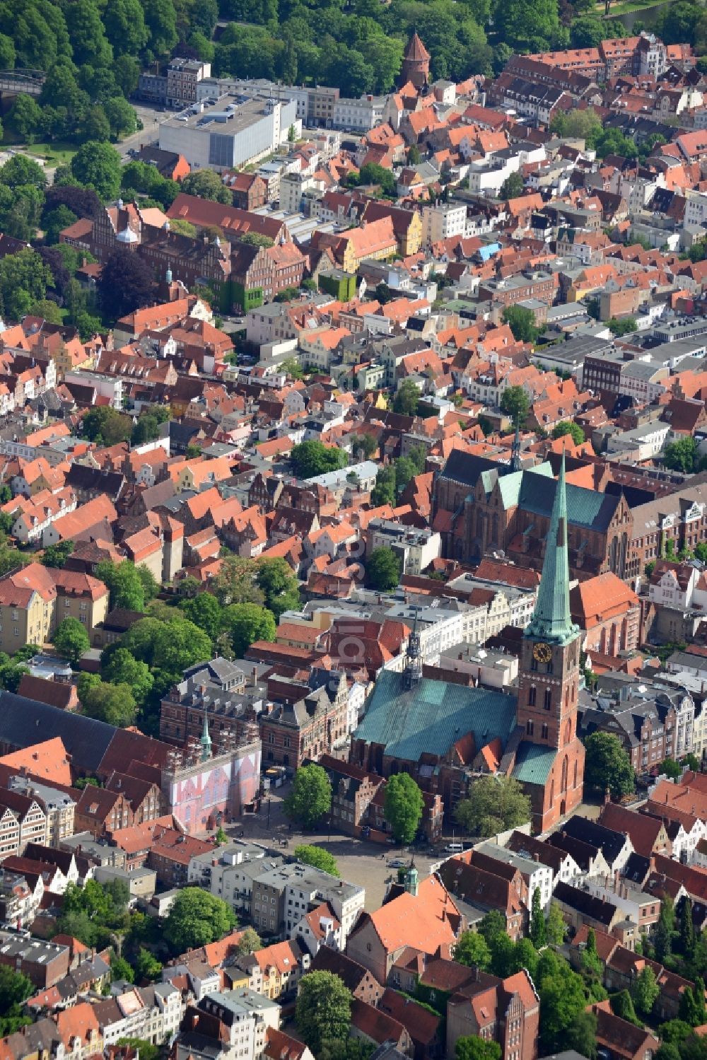 Lübeck aus der Vogelperspektive: Kirchengebäude der St. Jakobi in Lübeck im Bundesland Schleswig-Holstein