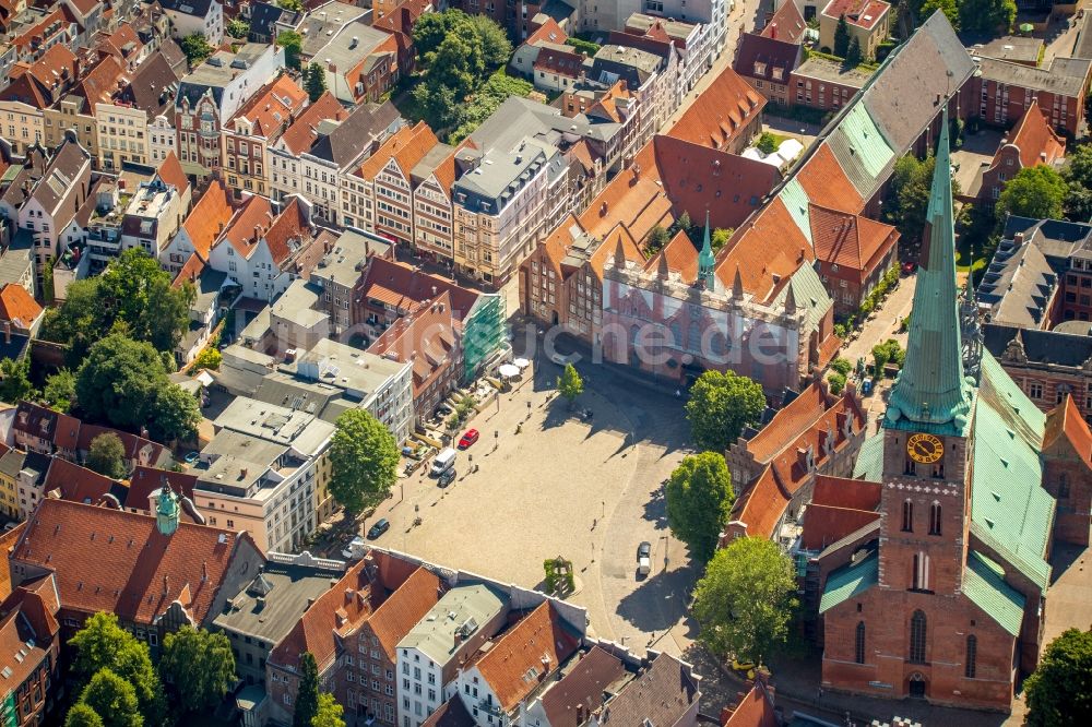 Lübeck von oben - Kirchengebäude der St. Jakobi in Lübeck im Bundesland Schleswig-Holstein