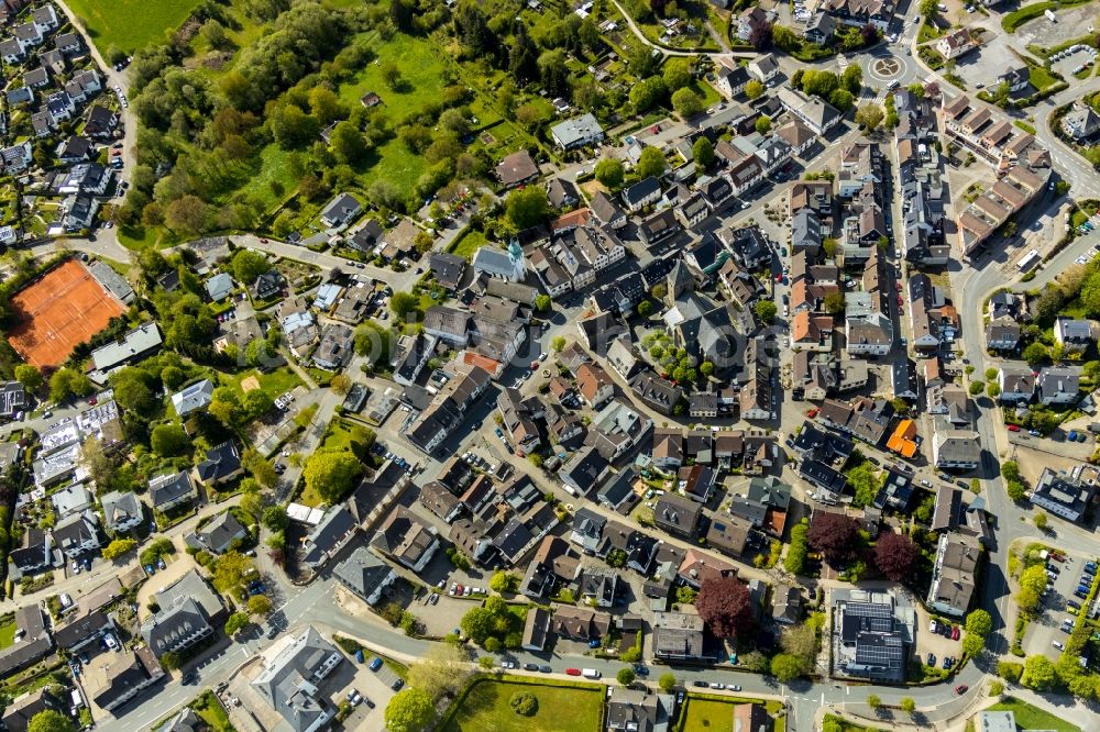 Breckerfeld von oben - Kirchengebäude der Jakobus-Kirche im Altstadt- Zentrum in Breckerfeld im Bundesland Nordrhein-Westfalen, Deutschland