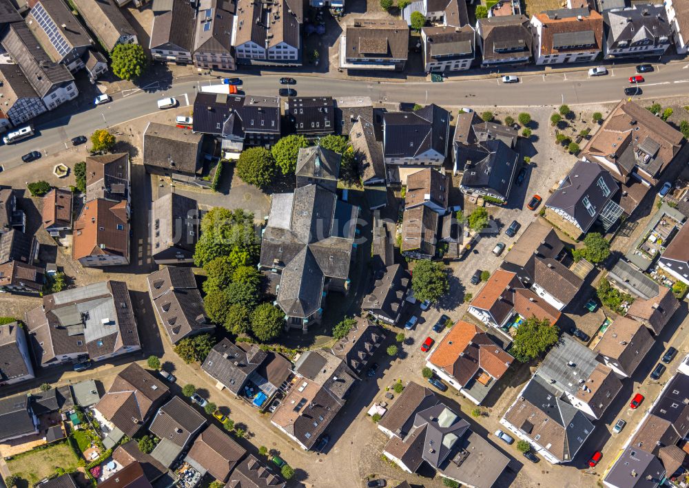 Breckerfeld von oben - Kirchengebäude der Jakobus-Kirche im Altstadt- Zentrum in Breckerfeld im Bundesland Nordrhein-Westfalen, Deutschland