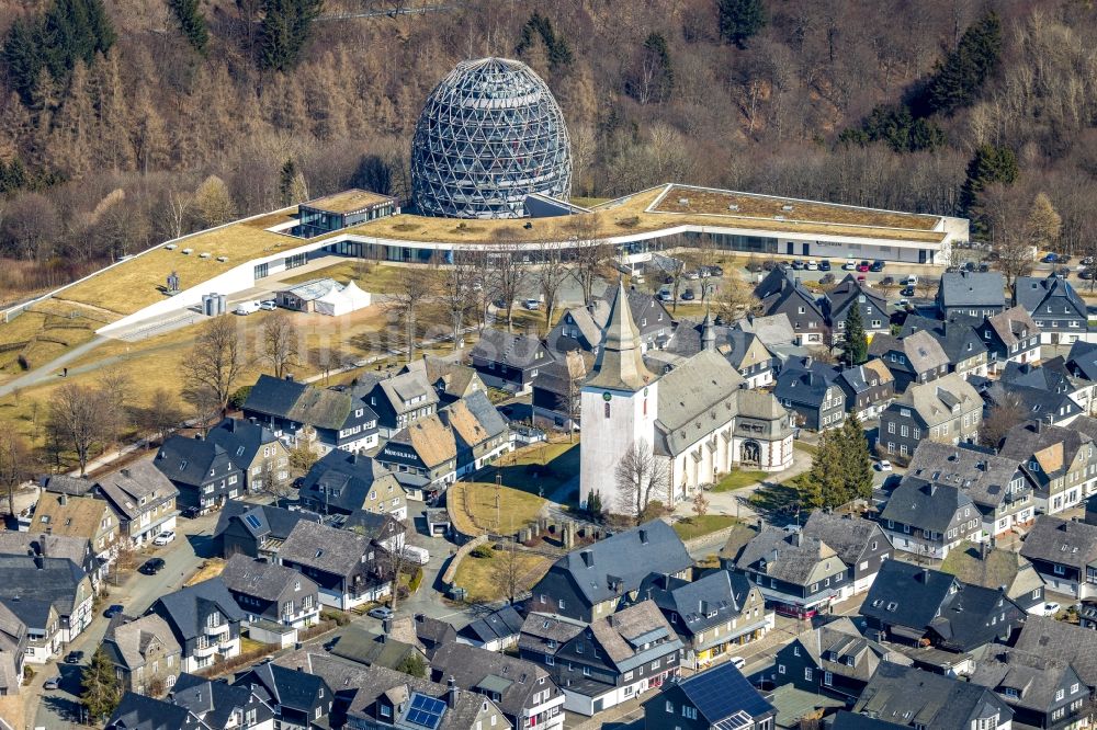 Winterberg von oben - Kirchengebäude der St.-Jakobus-Kirche und das Oversum Vital Resort in Winterberg im Bundesland Nordrhein-Westfalen, Deutschland