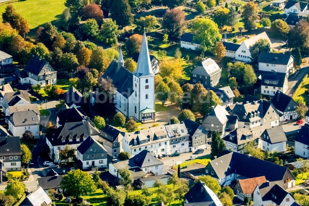 Luftbild Meschede - Kirchengebäude der St. Jakobus Kirche Remblinghausen in Meschede im Bundesland Nordrhein-Westfalen