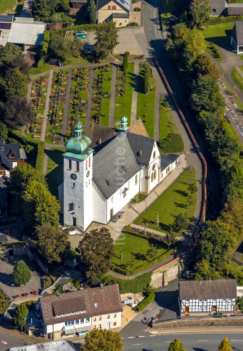 Elspe von oben - Kirchengebäude St. Jakobus der Ältere in Elspe im Bundesland Nordrhein-Westfalen, Deutschland