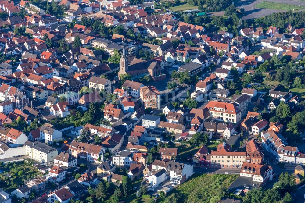 Schifferstadt aus der Vogelperspektive: Kirchengebäude der St. Jakobus in Schifferstadt im Bundesland Rheinland-Pfalz, Deutschland