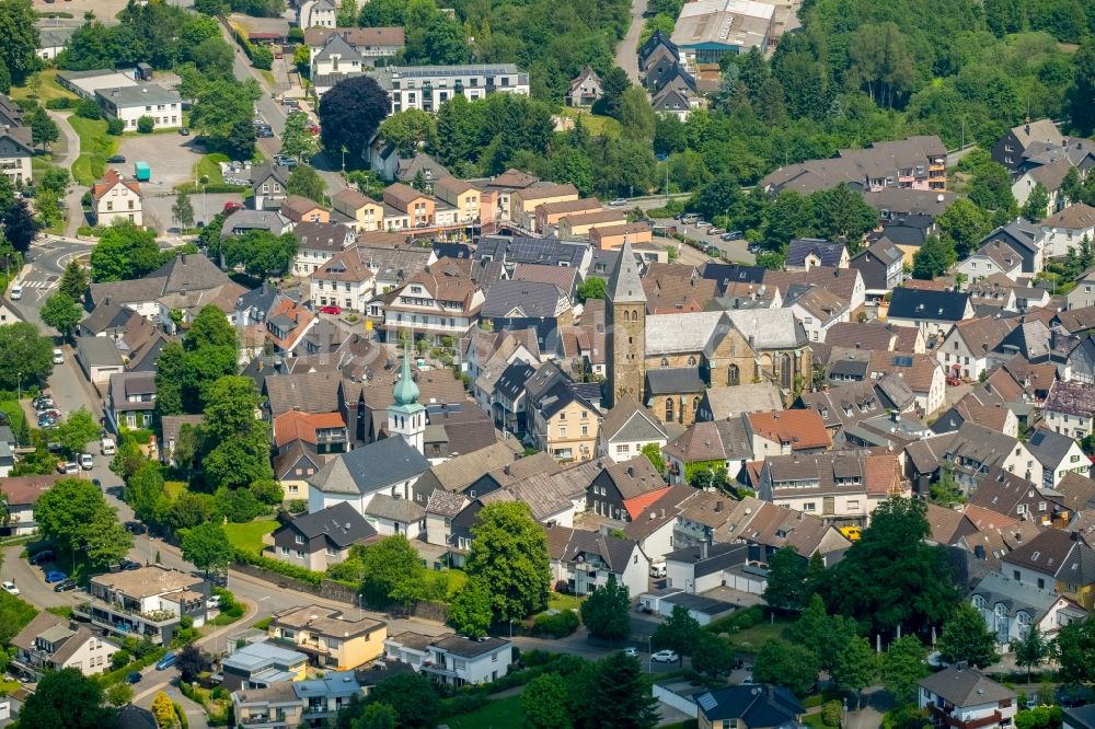 Luftaufnahme Breckerfeld - Kirchengebäude der ev. Jakobuskirche Breckerfeld an der Schulstraße in Breckerfeld im Bundesland Nordrhein-Westfalen, Deutschland