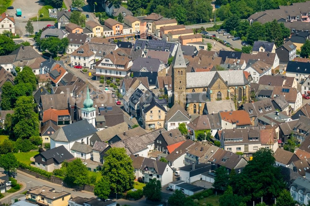 Breckerfeld von oben - Kirchengebäude der ev. Jakobuskirche Breckerfeld an der Schulstraße in Breckerfeld im Bundesland Nordrhein-Westfalen, Deutschland