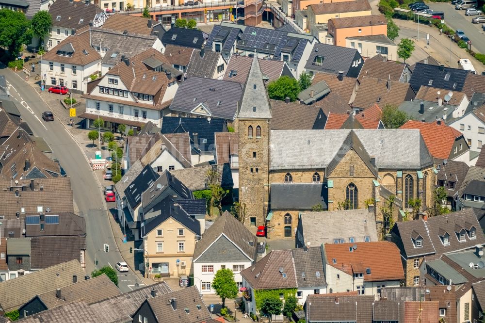 Breckerfeld aus der Vogelperspektive: Kirchengebäude der ev. Jakobuskirche Breckerfeld an der Schulstraße in Breckerfeld im Bundesland Nordrhein-Westfalen, Deutschland