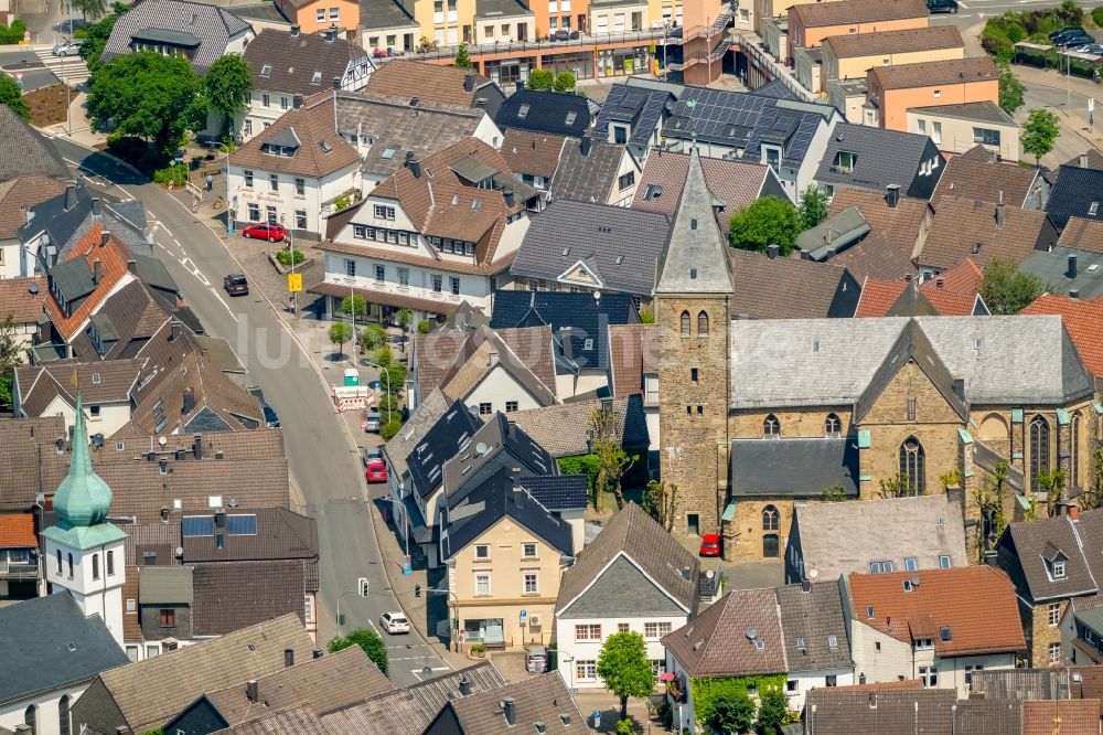 Luftbild Breckerfeld - Kirchengebäude der ev. Jakobuskirche Breckerfeld an der Schulstraße in Breckerfeld im Bundesland Nordrhein-Westfalen, Deutschland