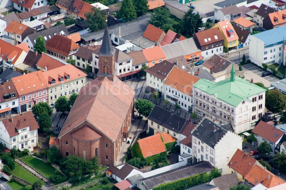 Waghäusel aus der Vogelperspektive: Kirchengebäude der St. Jodokus Kirche in der Dorfmitte im Ortsteil Wiesental in Waghäusel im Bundesland Baden-Württemberg