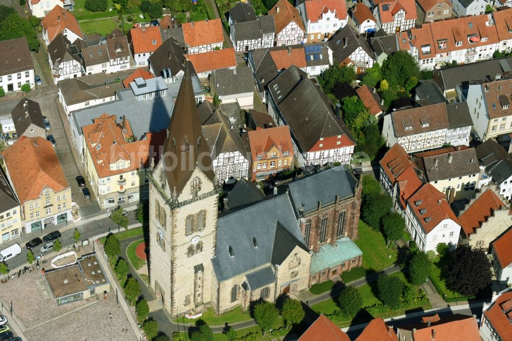 Warburg von oben - Kirchengebäude St. Johannes im Altstadt- Zentrum in Warburg im Bundesland Nordrhein-Westfalen, Deutschland