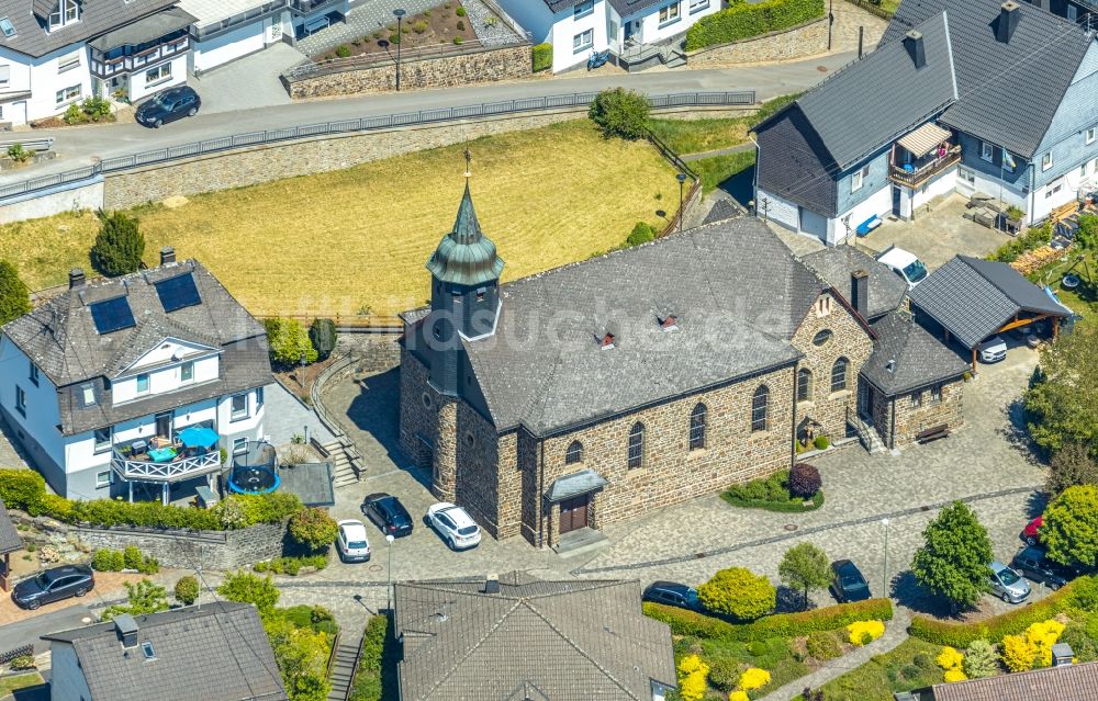 Langenei von oben - Kirchengebäude St. Johannes Bapt. Langenei in Langenei im Bundesland Nordrhein-Westfalen, Deutschland