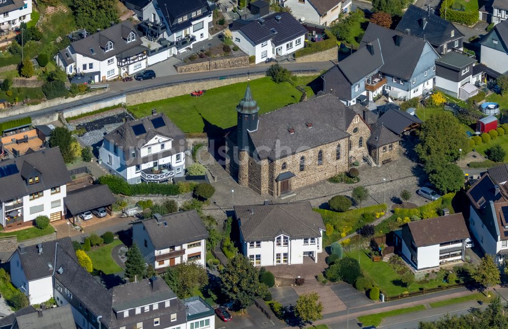 Langenei von oben - Kirchengebäude St. Johannes Bapt. Langenei in Langenei im Bundesland Nordrhein-Westfalen, Deutschland