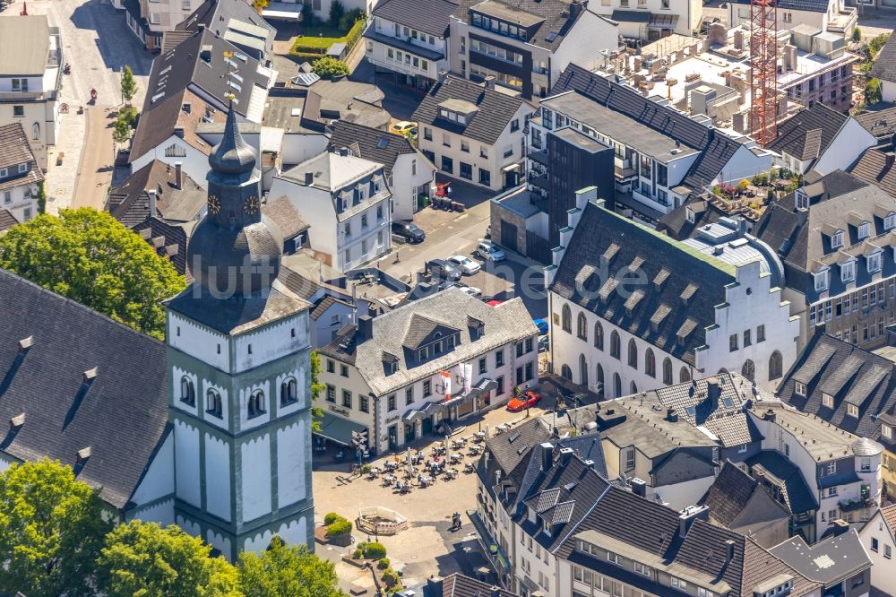 Attendorn von oben - Kirchengebäude St. Johannes Baptist und Alter Markt im Altstadt- Zentrum in Attendorn im Bundesland Nordrhein-Westfalen, Deutschland