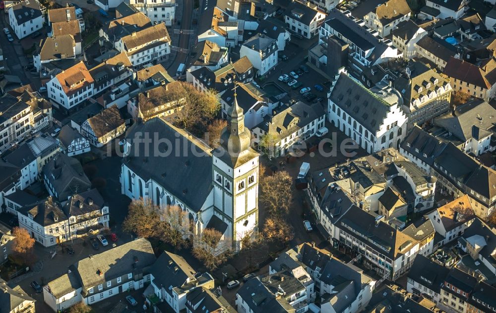 Attendorn von oben - Kirchengebäude der St. Johannes Baptist in Attendorn im Bundesland Nordrhein-Westfalen, Deutschland