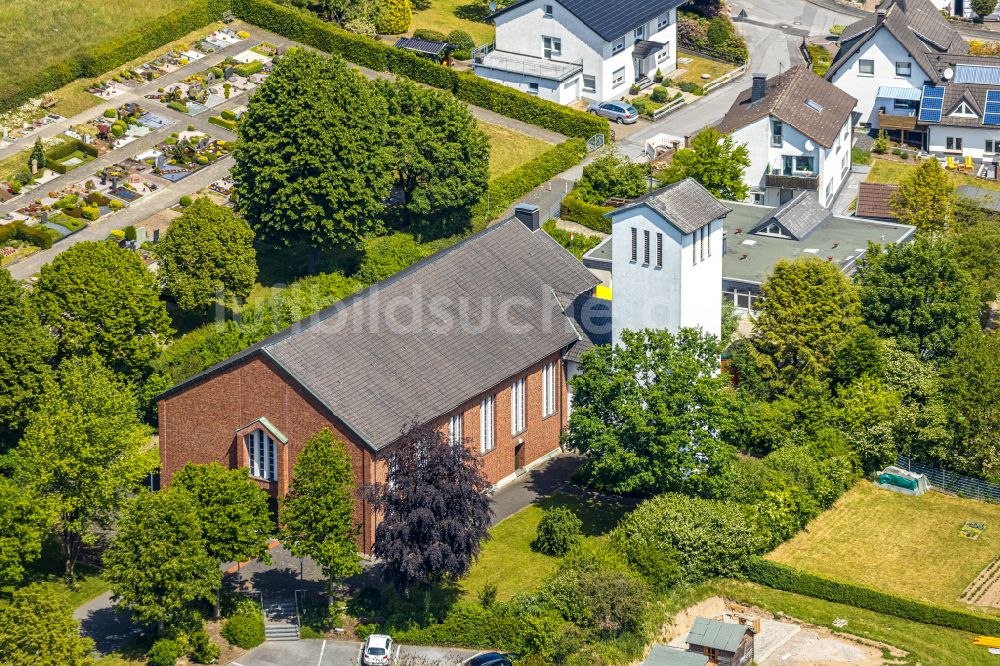 Langenholthausen von oben - Kirchengebäude St. Johannes Baptist in Langenholthausen im Bundesland Nordrhein-Westfalen, Deutschland