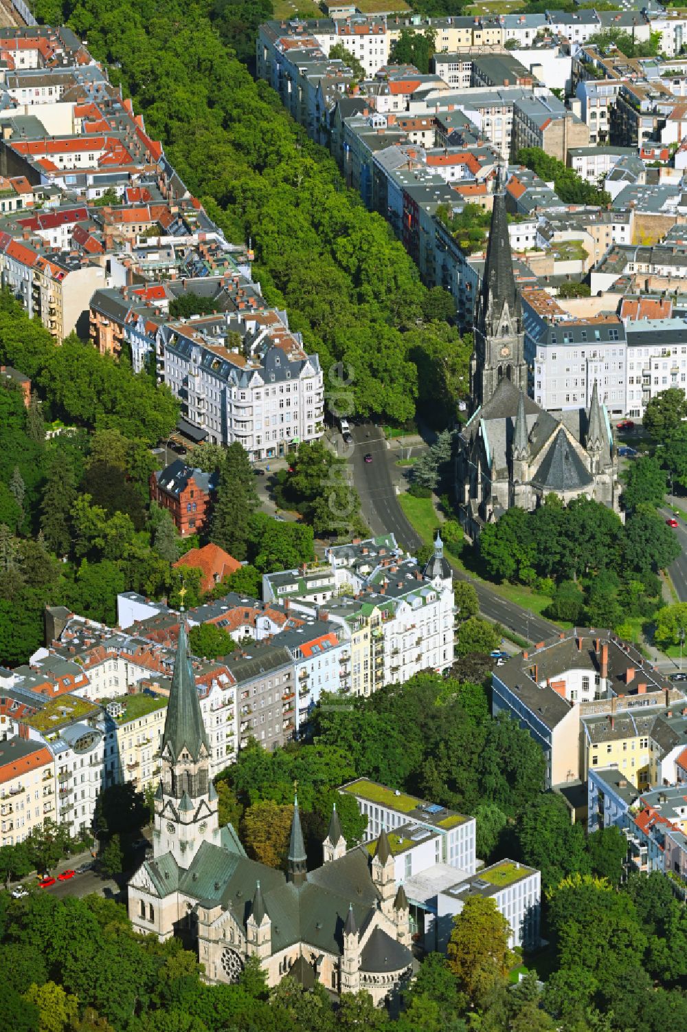 Berlin aus der Vogelperspektive: Kirchengebäude St. Johannes-Basilika im Ortsteil Neukölln in Berlin, Deutschland