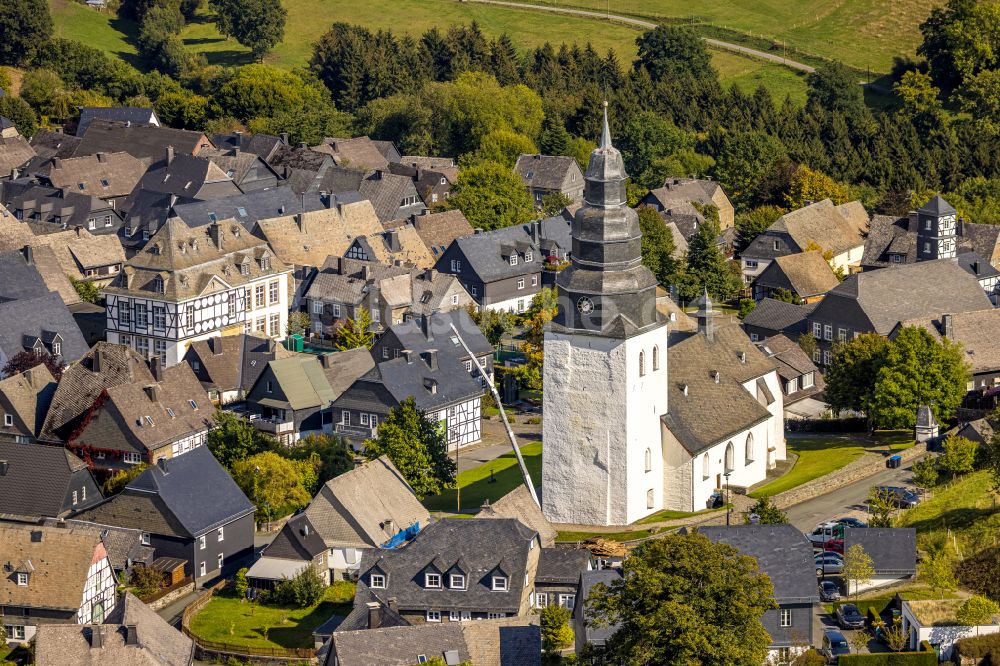 Luftaufnahme Eversberg - Kirchengebäude St.-Johannes-Evangelist-Kirche in Eversberg im Bundesland Nordrhein-Westfalen, Deutschland