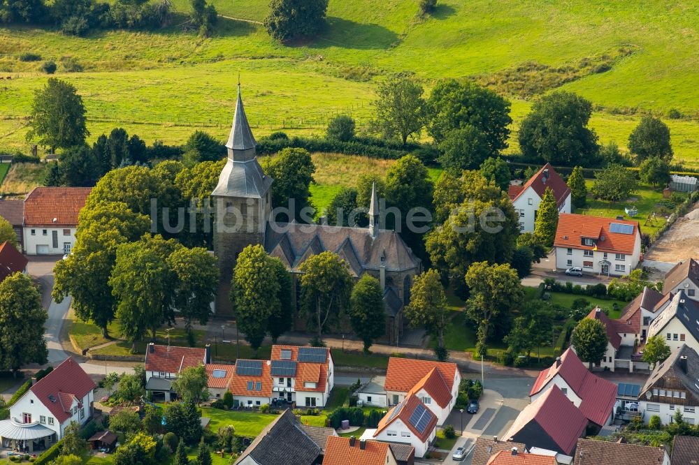 Rüthen von oben - Kirchengebäude der St. Johannes Kirche in Rüthen im Bundesland Nordrhein-Westfalen