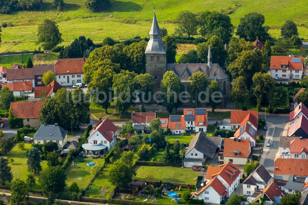 Luftbild Rüthen - Kirchengebäude der St. Johannes Kirche in Rüthen im Bundesland Nordrhein-Westfalen