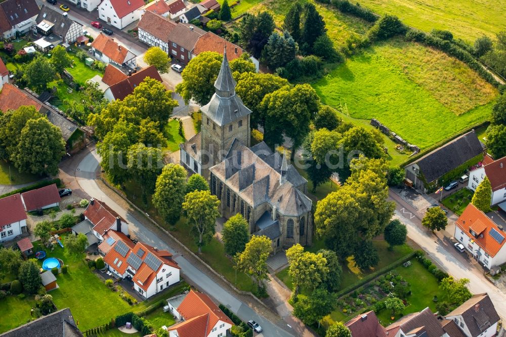 Luftaufnahme Rüthen - Kirchengebäude der St. Johannes Kirche in Rüthen im Bundesland Nordrhein-Westfalen