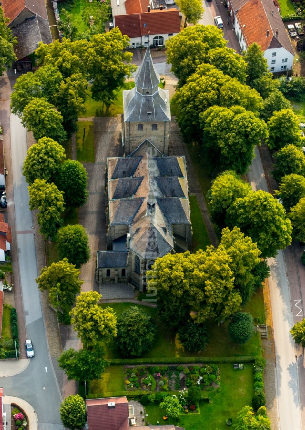 Rüthen von oben - Kirchengebäude der St. Johannes Kirche in Rüthen im Bundesland Nordrhein-Westfalen