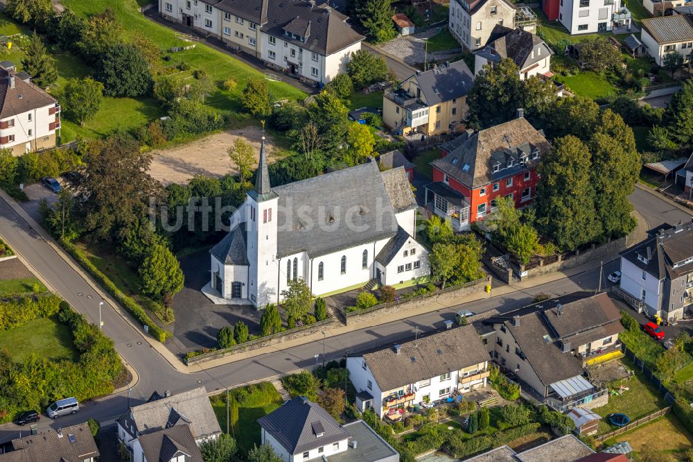 Kreuztal von oben - Kirchengebäude St. Johannes in Kreuztal im Bundesland Nordrhein-Westfalen, Deutschland